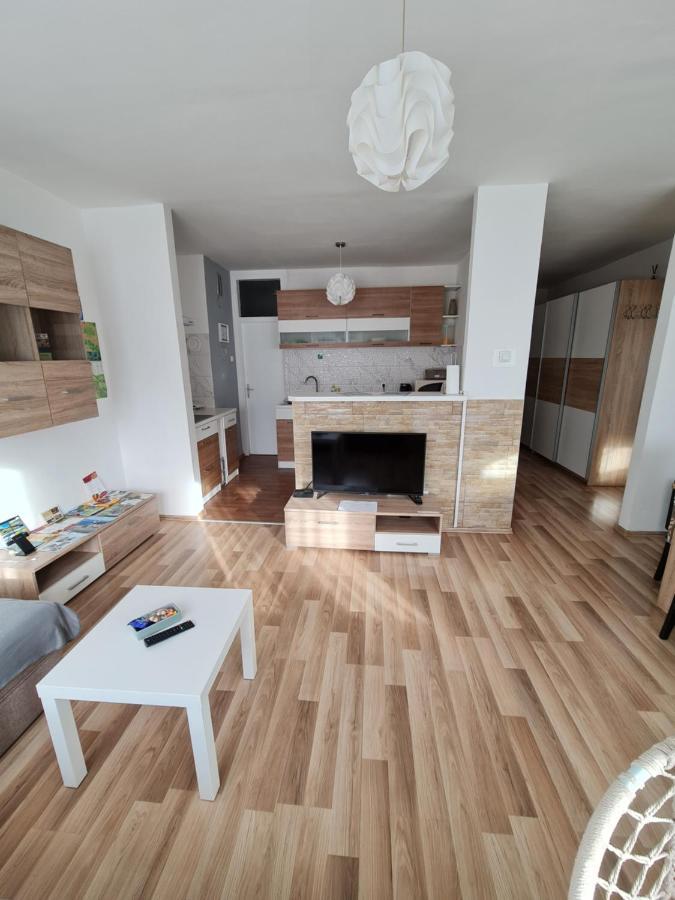 Apartment Pemper - Self Check In And Check Out Otočac Dış mekan fotoğraf